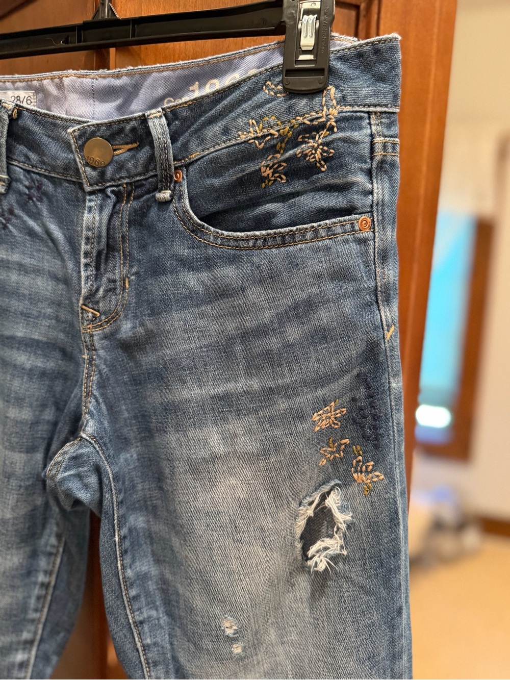 Gap Embroidered and Distressed Women's cropped Jeans - Classic Mid Wash